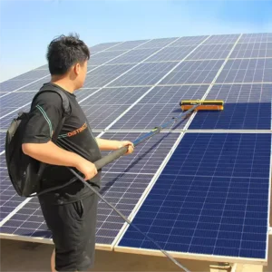 Cepillo eléctrico telescópico con agua para limpieza de paneles solares